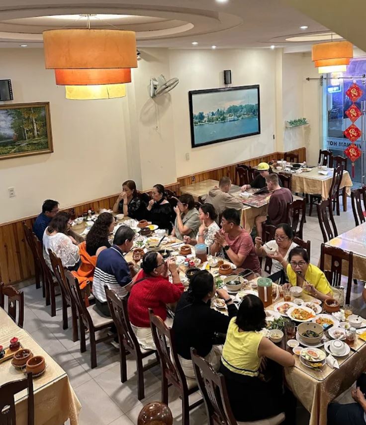 Không gian sân khấu và tiệc đoàn