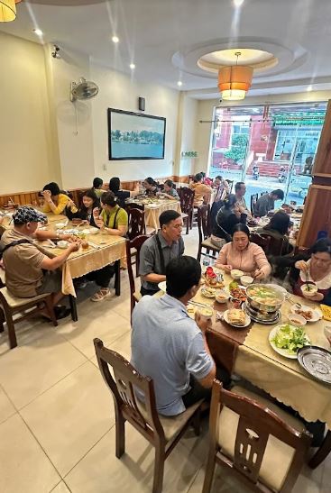 Không gian nhà hàng 8