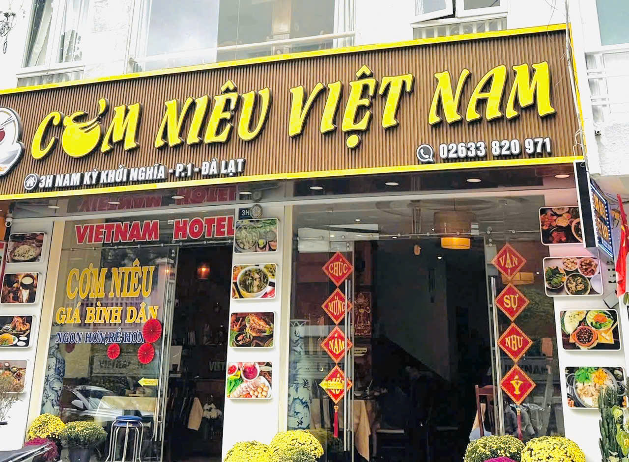 Khách đoàn check-in tại nhà hàng