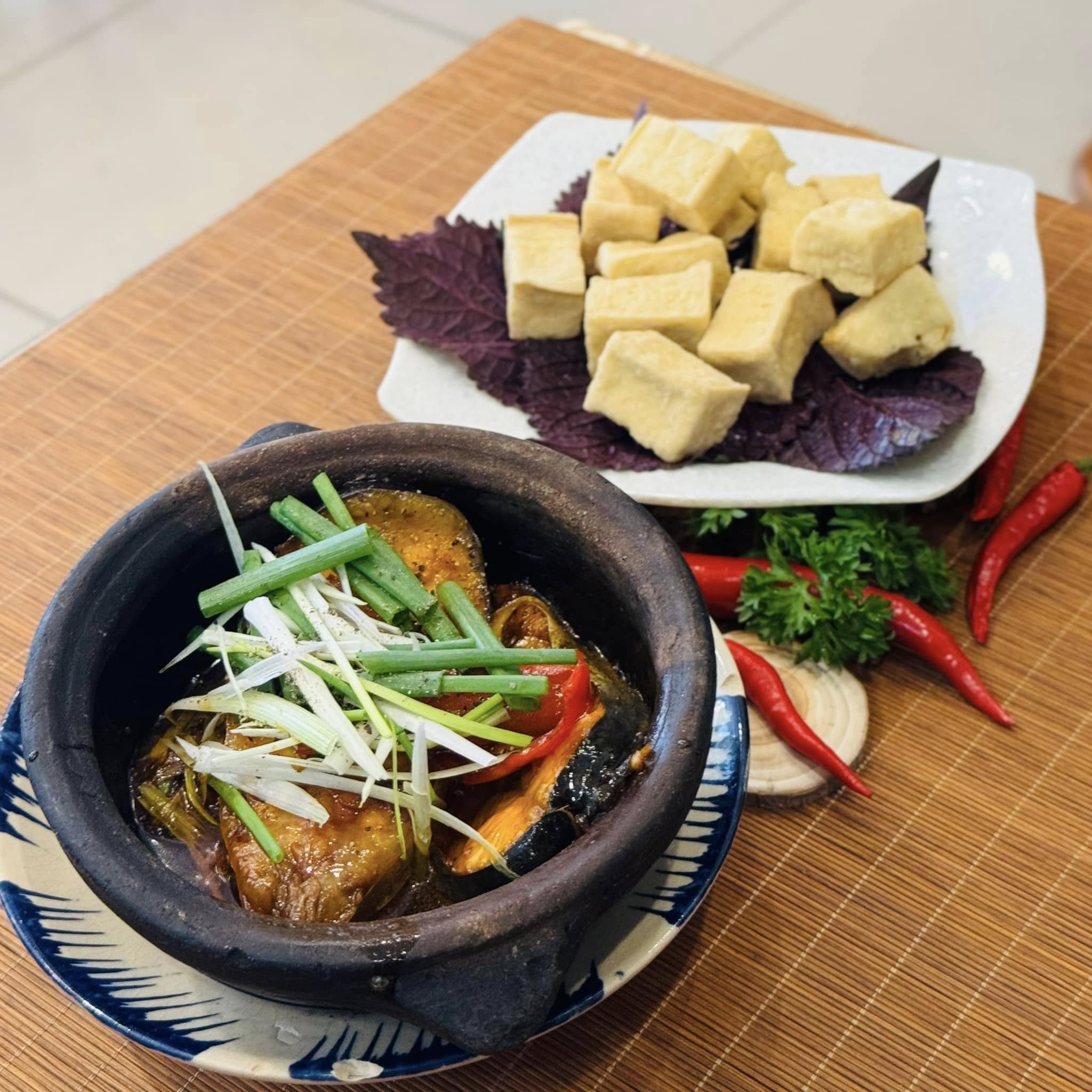 Cá kho tộ & đậu phụ chiên