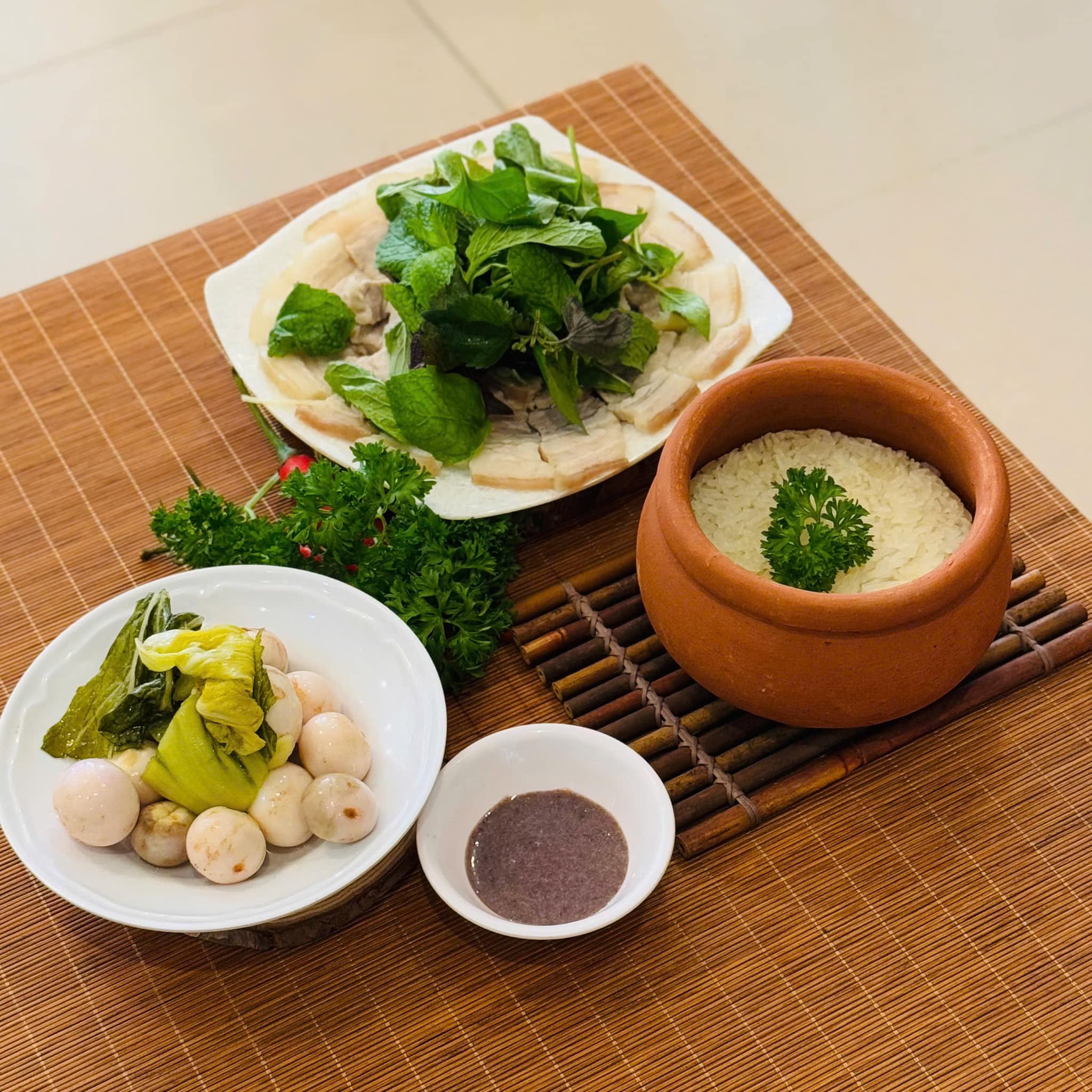 Thịt luộc cuốn bánh tráng rau sống