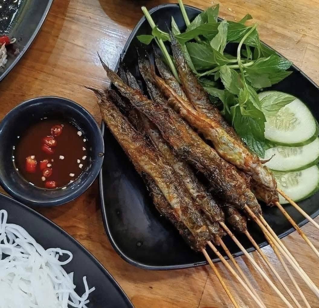 Cá kèo nướng xiên que
